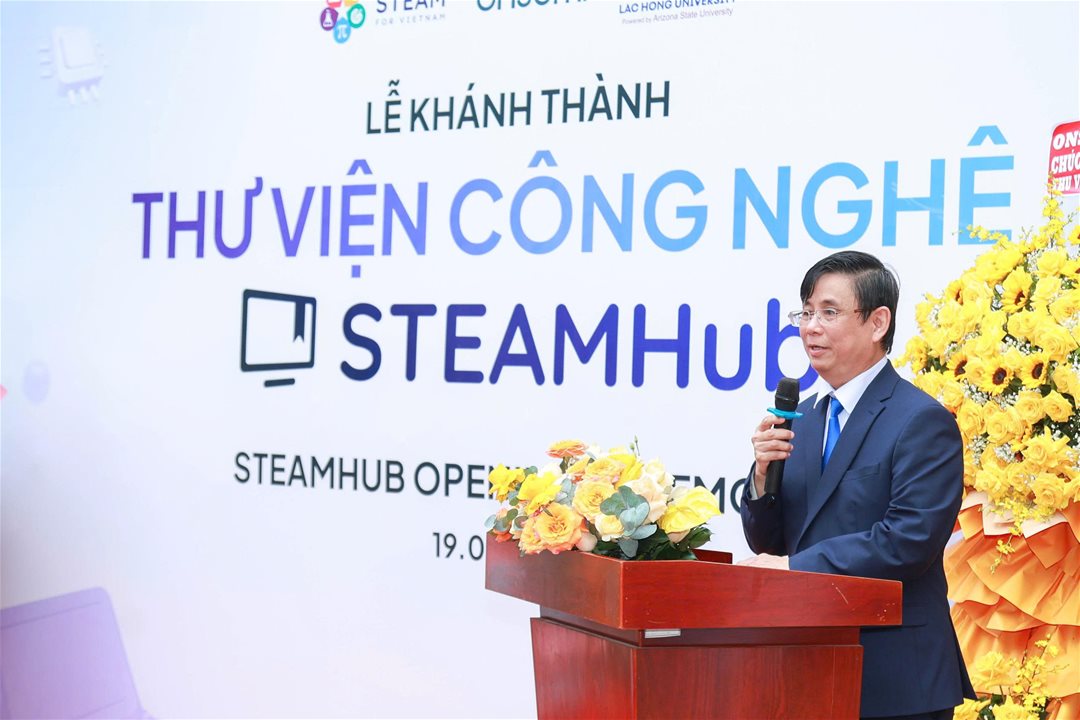 “Choáng ngợp” thư viện công nghệ 1,1 tỷ tại LHU nơi học sinh, sinh viên lái ô tô tự hành và “xỏ kính” VR ngay trên ghế nhà trường