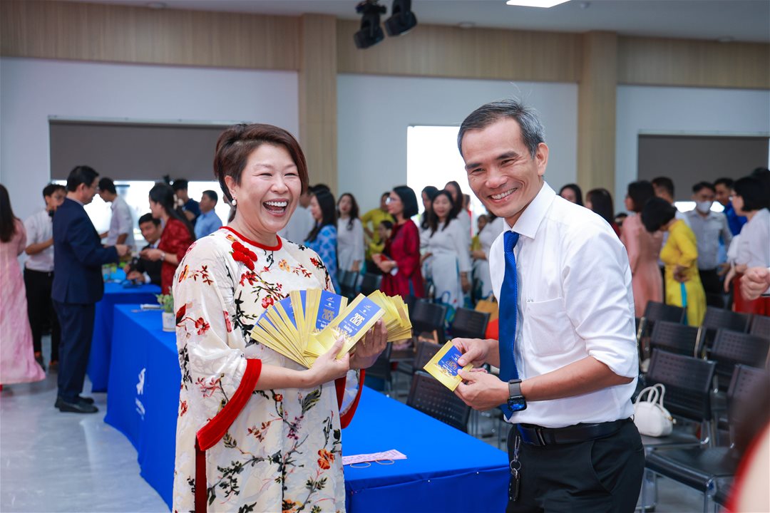 Trao lì xì lấy lộc đầu năm, gắn kết tình yêu thương.
