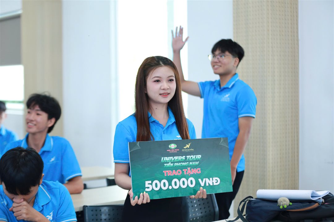 Bầu không khí hội trường thực sự bùng nổ với các bạn sinh viên